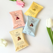 Sampak med 4 varianter gelatinefri vingummier, overtrukket med premium chokolade og rullet i frugt- og lakridspulver.