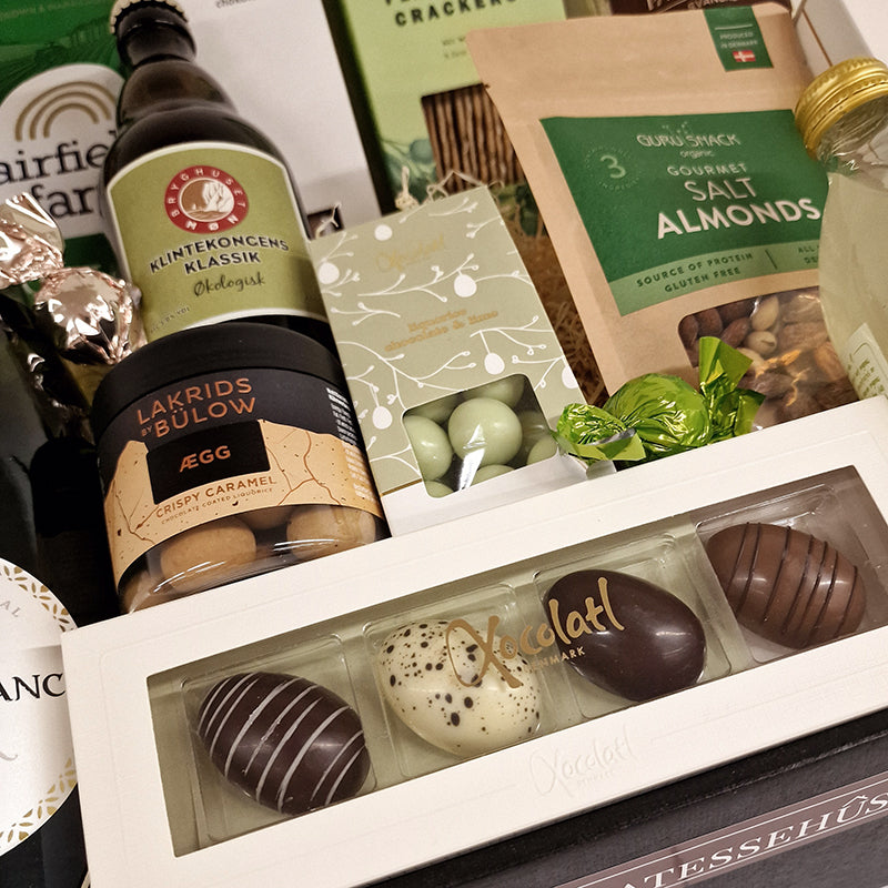 Eksklusiv påskegavekurv med påskeæg fra Xocolatl, Lakrids by Bülow, økologisk øl og salte mandler.