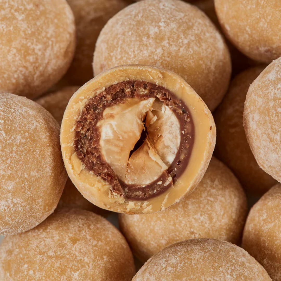 Nærbillede af overskåret drageret hasselnød fra Summerbird med Amber chokolade og tyndt lag kakao.