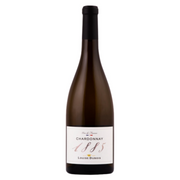 Flaske med Louise Dubois 1885 Chardonnay, en fransk hvidvin fra Delikatessehusets vinsortiment.