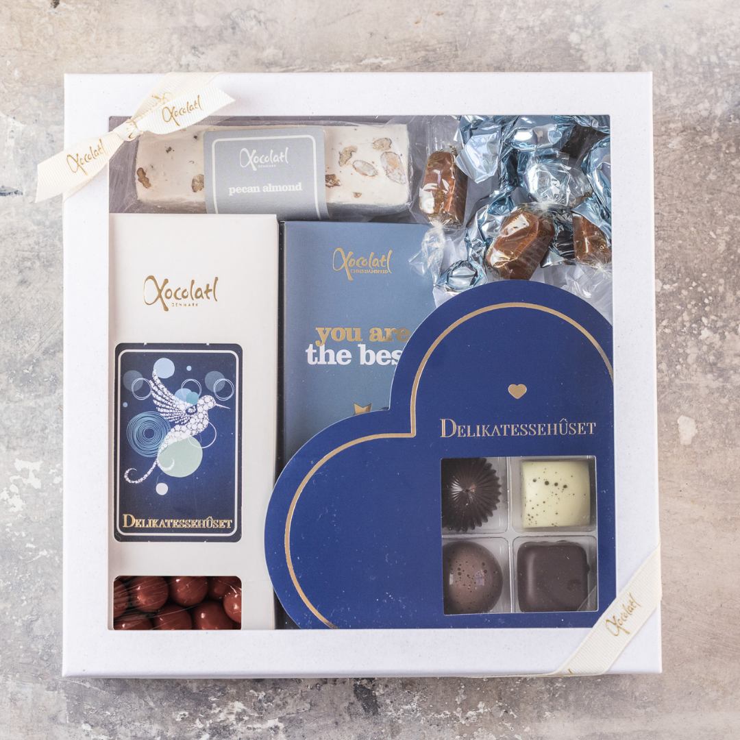 Sød blå gaveæske med chokoladehjerte, chokoladeplade, og kiksekugler 