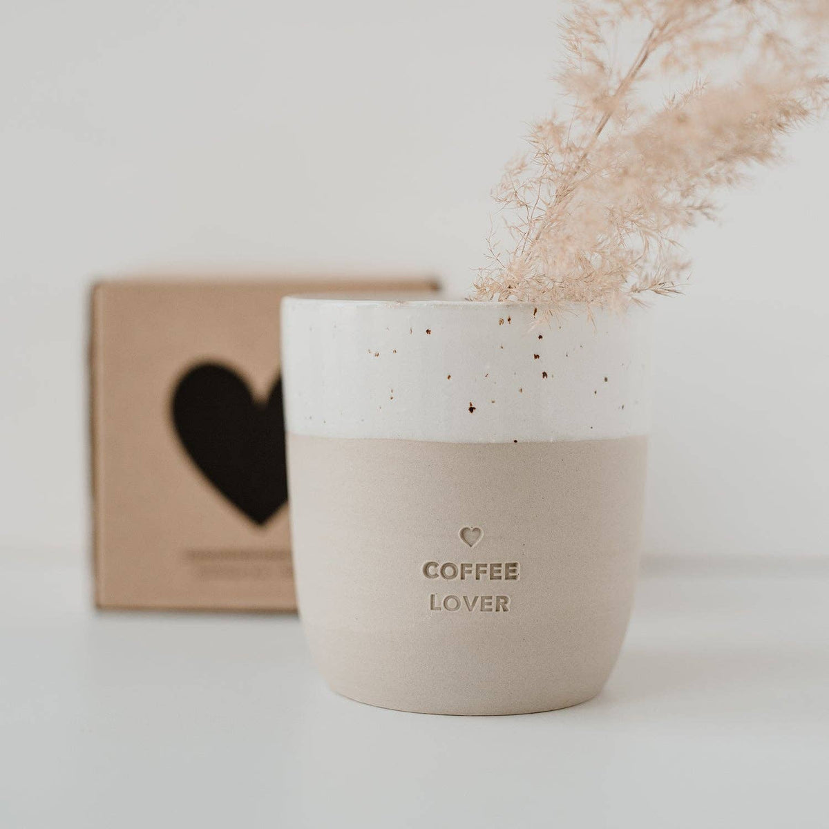 Stilrent kaffekrus i keramik med teksten Coffee Lover til Java Mocca kaffe fra Delikatessehuset.