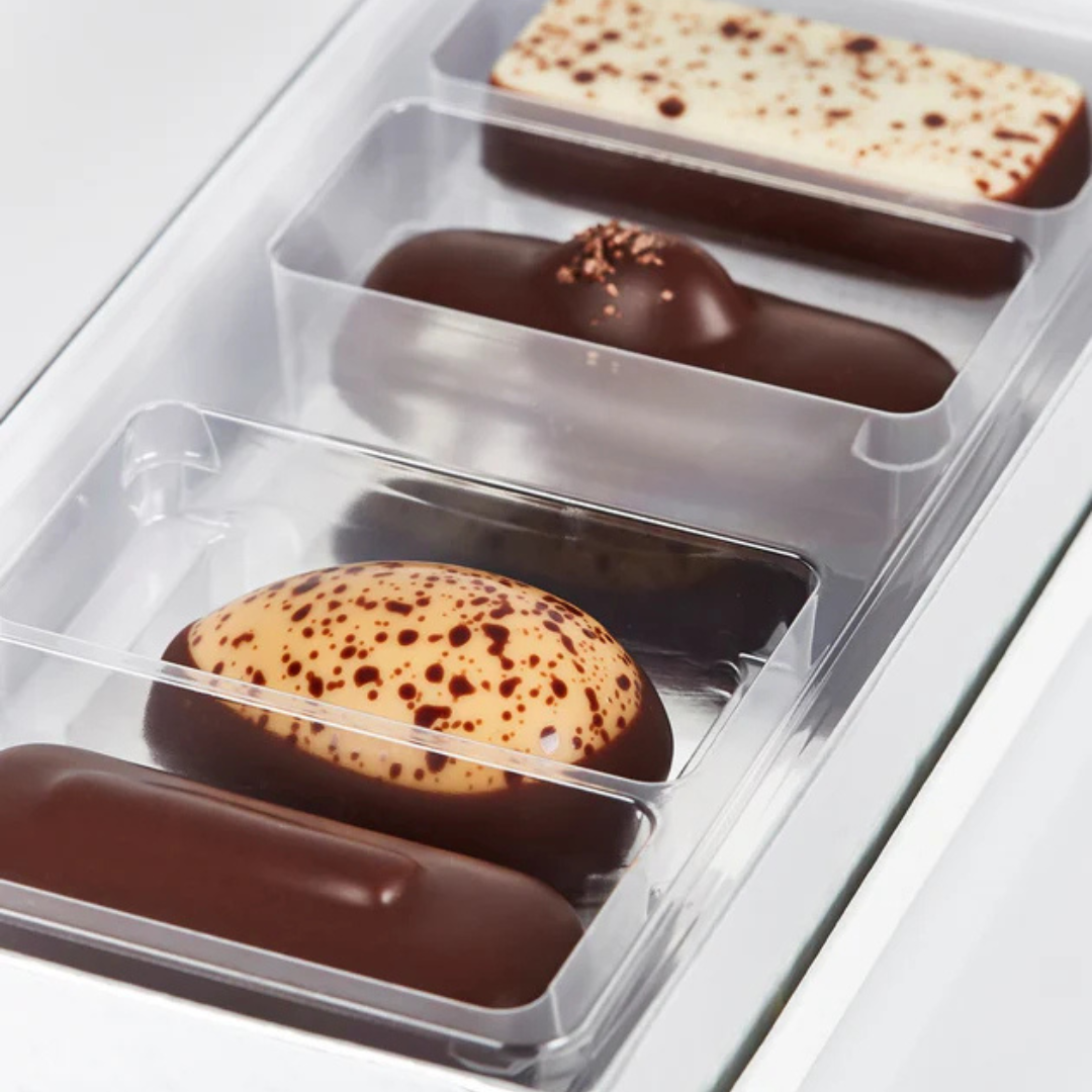 Luksuriøse fyldte chokolader i en elegant gaveæske fra Summerbird til en eksklusiv værtgave.