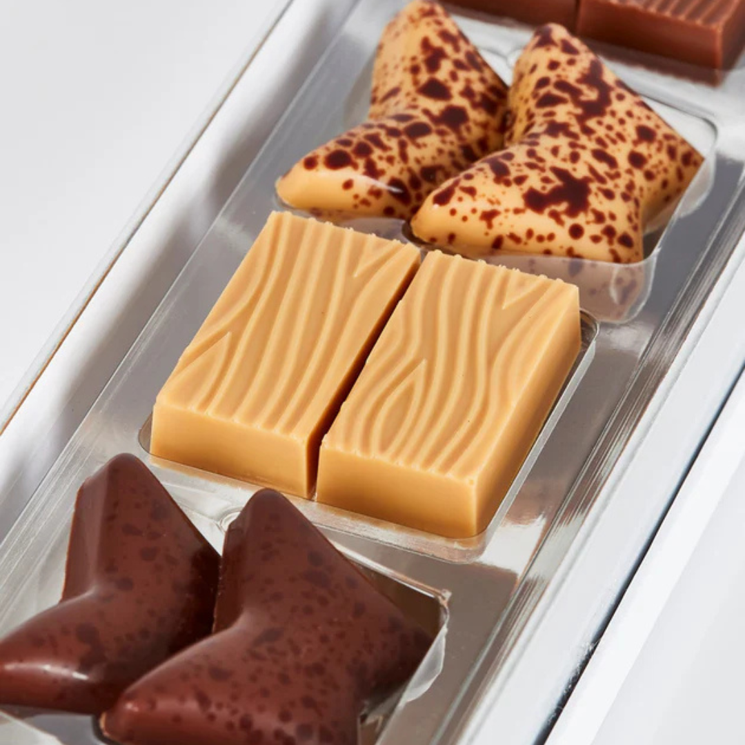 Luksuriøs Summerbird chokoladeæske med Amber chokolade og fyldte sommerfugle i forskellige varianter.