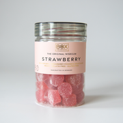 Vegansk jordbær gourmetvingummi uden gelatine, drysset med naturligt skovbærpulver og dækket af syrlig sukkercoating