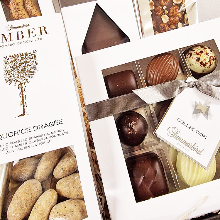 Eksklusiv økologisk gavekurv med Summerbird chokolade, lakridsmandler og fyldte chokolader.