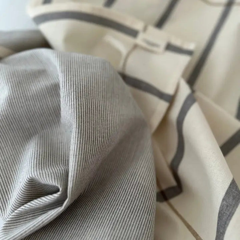 Viskestykke i pinstripes i farven pebergrå fra Aspegren