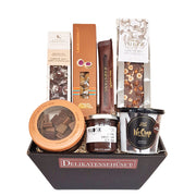 Gavekurv med forskellige danske gourmetprodukter med chokolade.