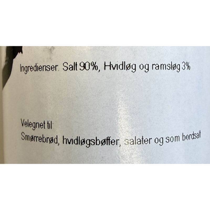 Nærbillede af ingrediensliste på gourmet salt med hvidløg og ramsløg fra Delikatessehuset.