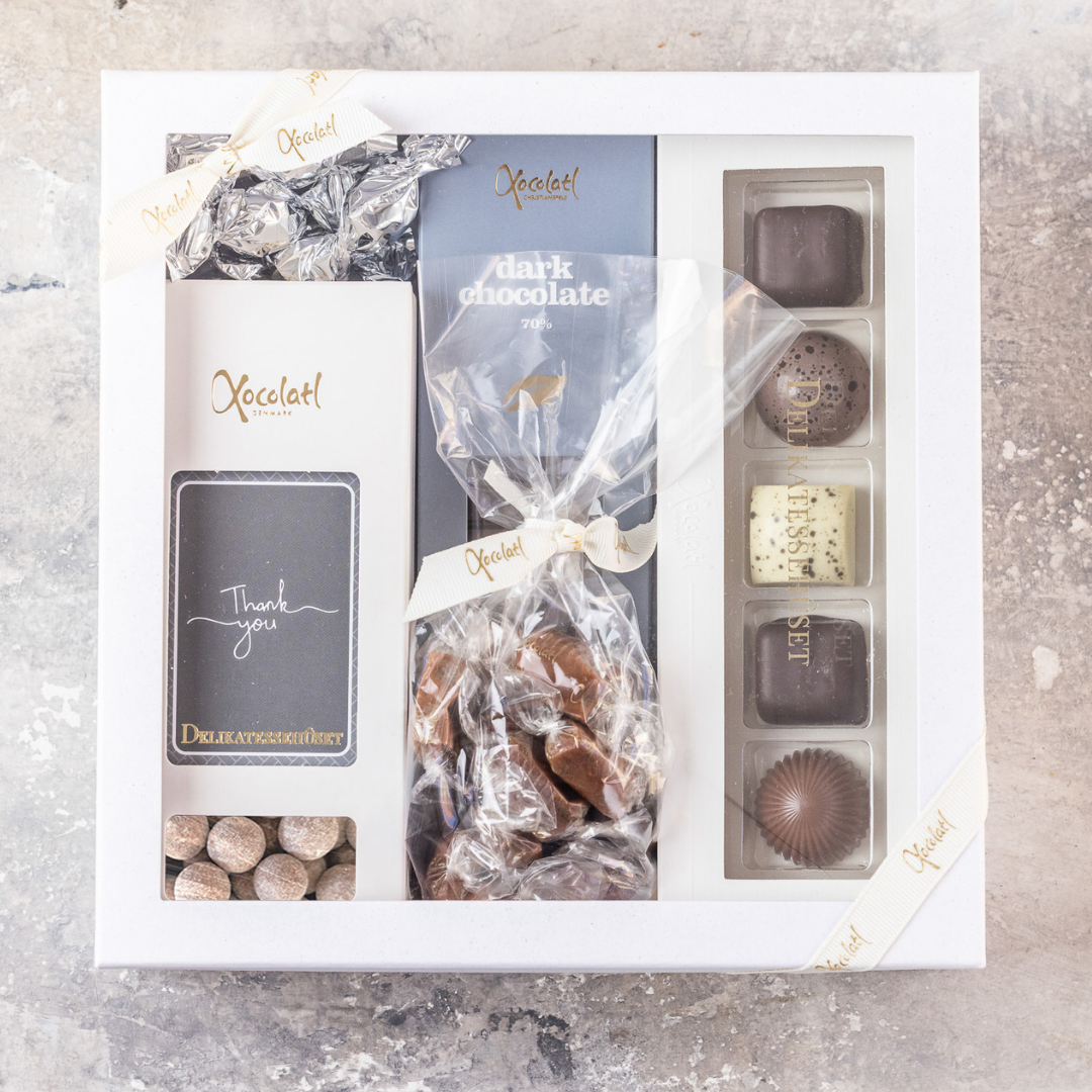 Tak gaveæske med fyldte chokolader fra Xocolatl, karameller og en plade chokolade