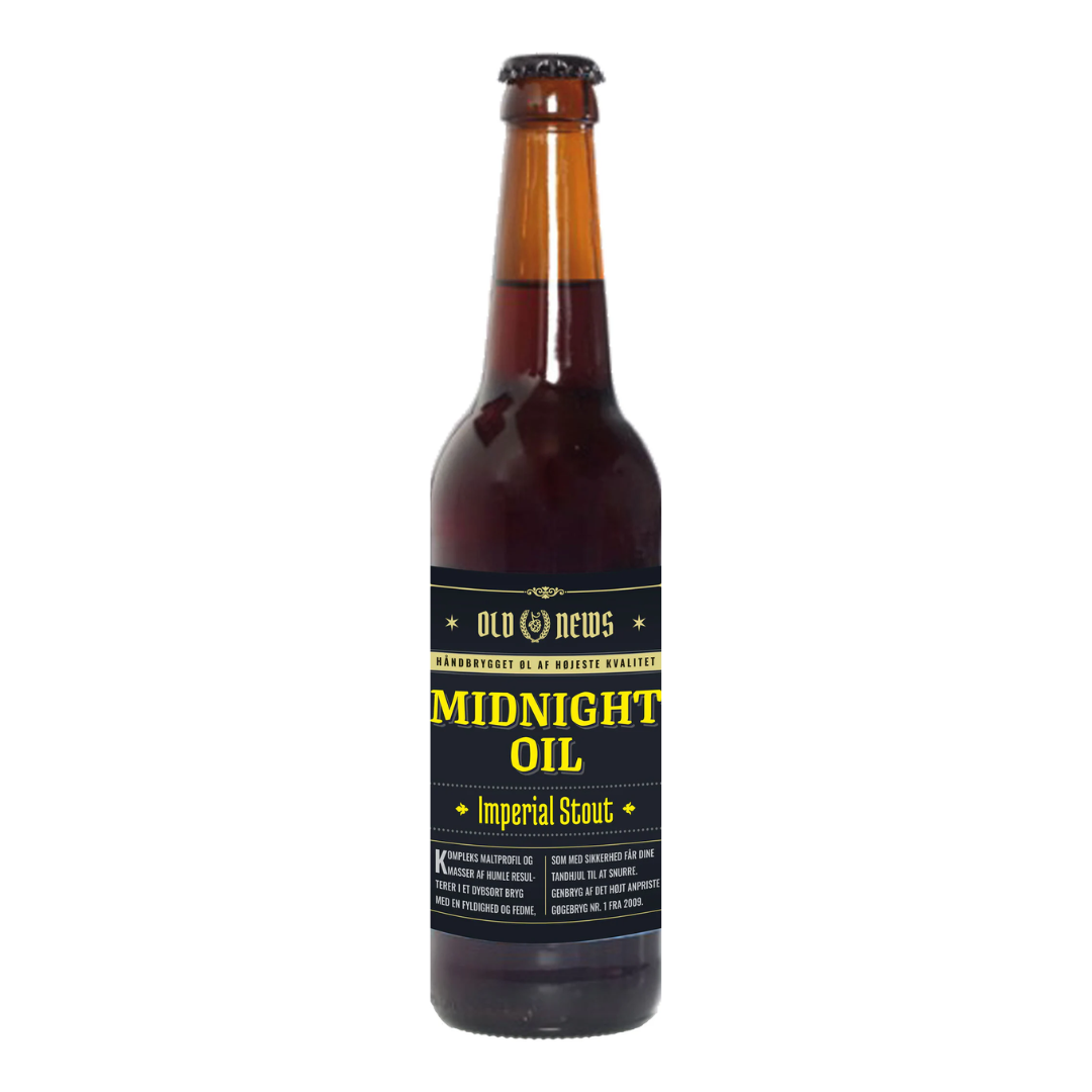Flaske med Midnight Oil Imperial Stout fra Old News på hvid baggrund.