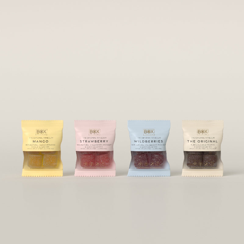 Fire små poser med BOX vingummier i varianterne mango, jordbær, vilde bær og lakrids.