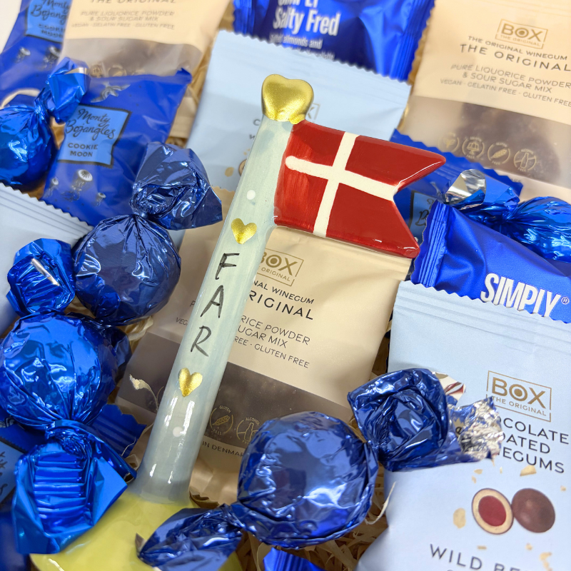 Flot gavekurv til Fars Dag fyldt med lækkerier og et dekorativt håndlavet keramikflag.