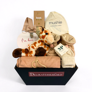 Barselsgavekurv til nyfødt baby med krammebamse, milepælskort, suttesnor, babyfutter og chokolade