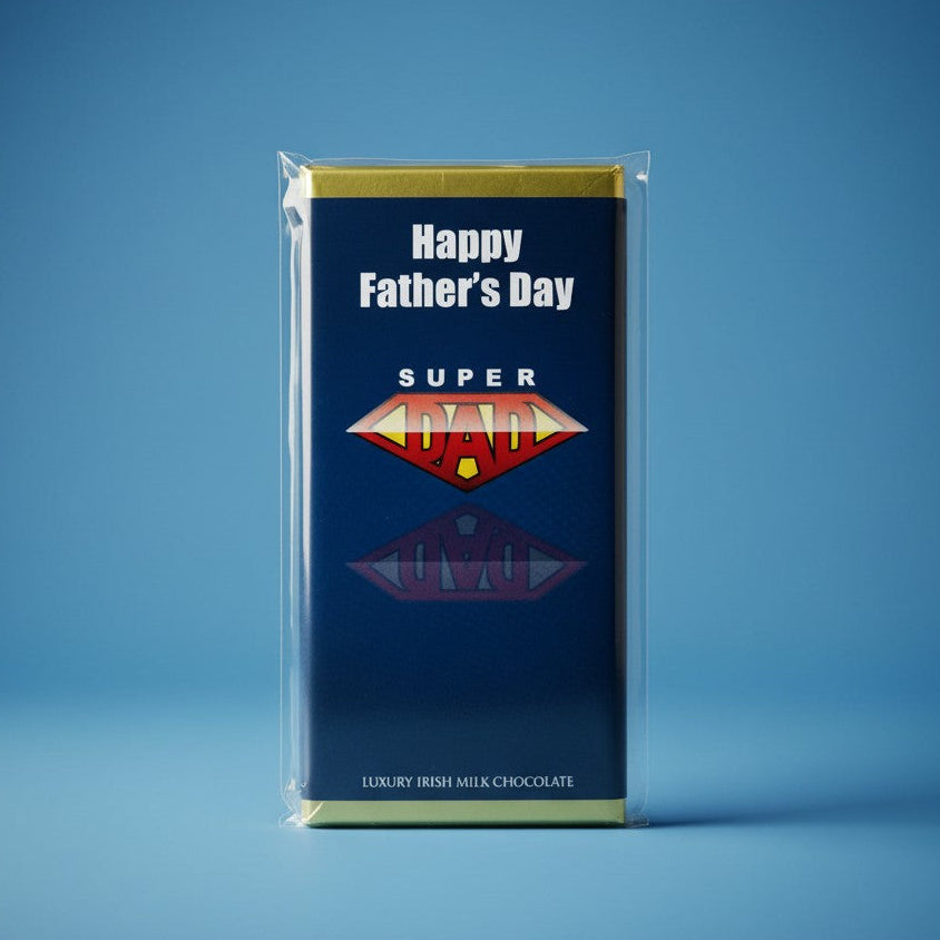 Budskabschokolade “SUPERDAD” med belgisk mælkechokolade og minimalistisk fars dags-design.