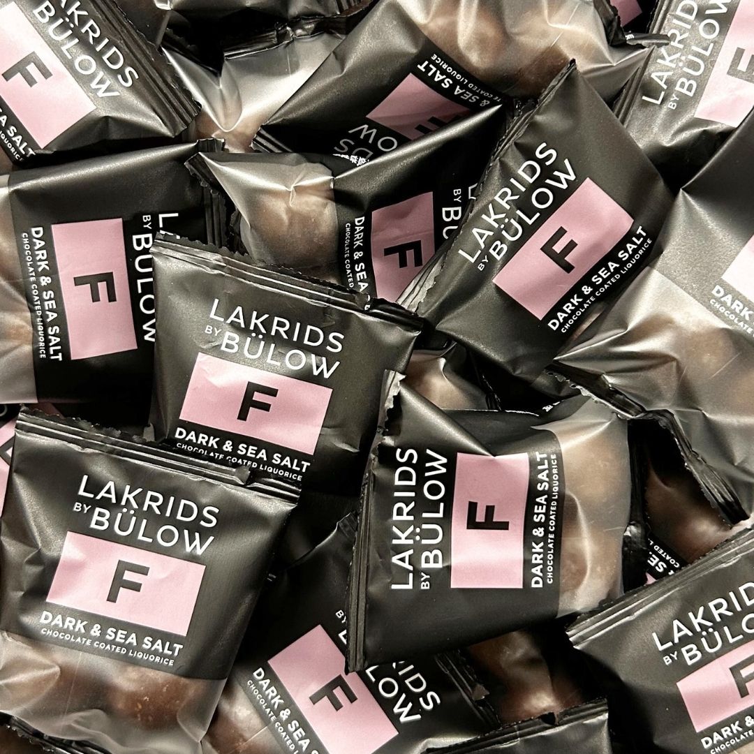 Lakrids by Bülow F med mørk chokolade og havsalt i flowpacks fra Delikatessehuset.
