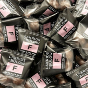 Lakrids by Bülow F med mørk chokolade og havsalt i flowpacks fra Delikatessehuset.
