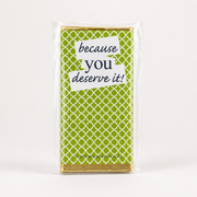 Budskabschokolade “Because You Deserve It” med belgisk mælkechokolade og grønt mønstret gave-design.