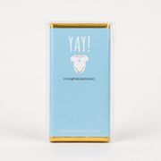 Budskabschokolade “YAY! Congratulations” med belgisk mælkechokolade og lyseblåt babymotiv.