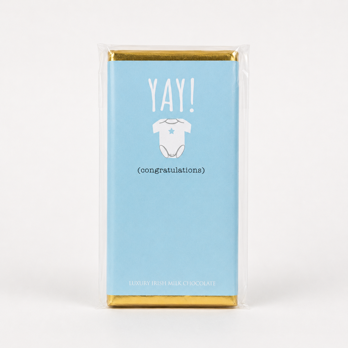Budskabschokolade “YAY! Congratulations” med belgisk mælkechokolade og lyseblåt babymotiv.