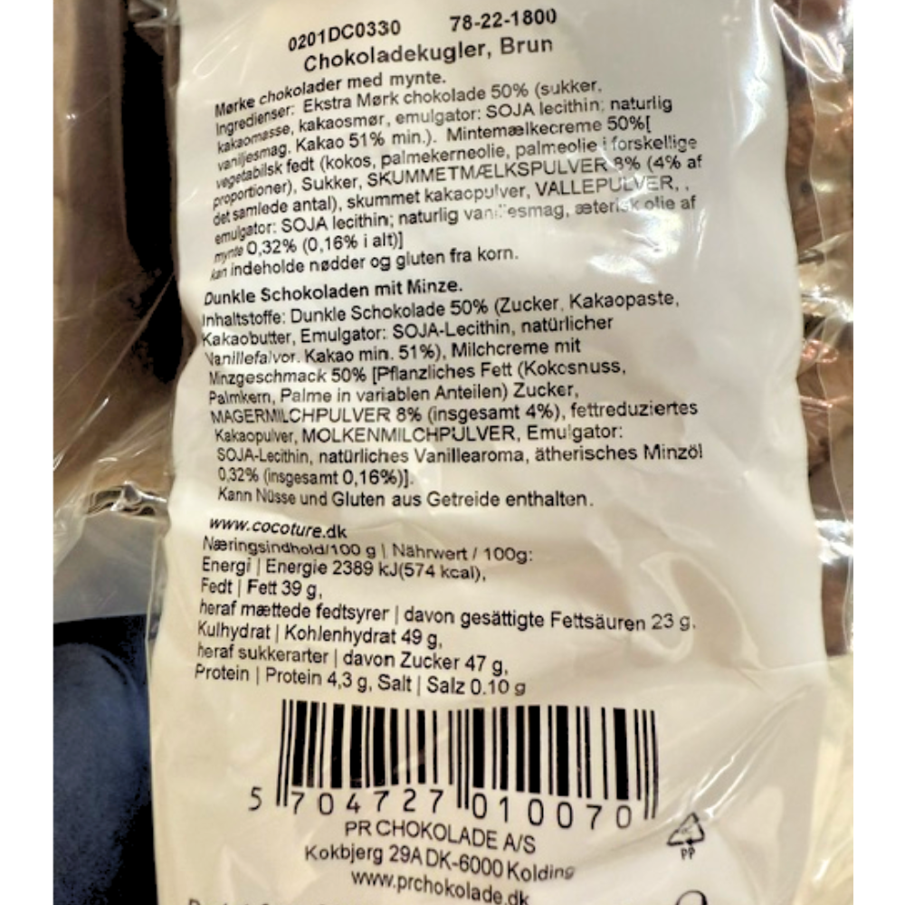Bagside af pose med brune chokoladekugler med myntevisning af ingredienser og næringsindhold.