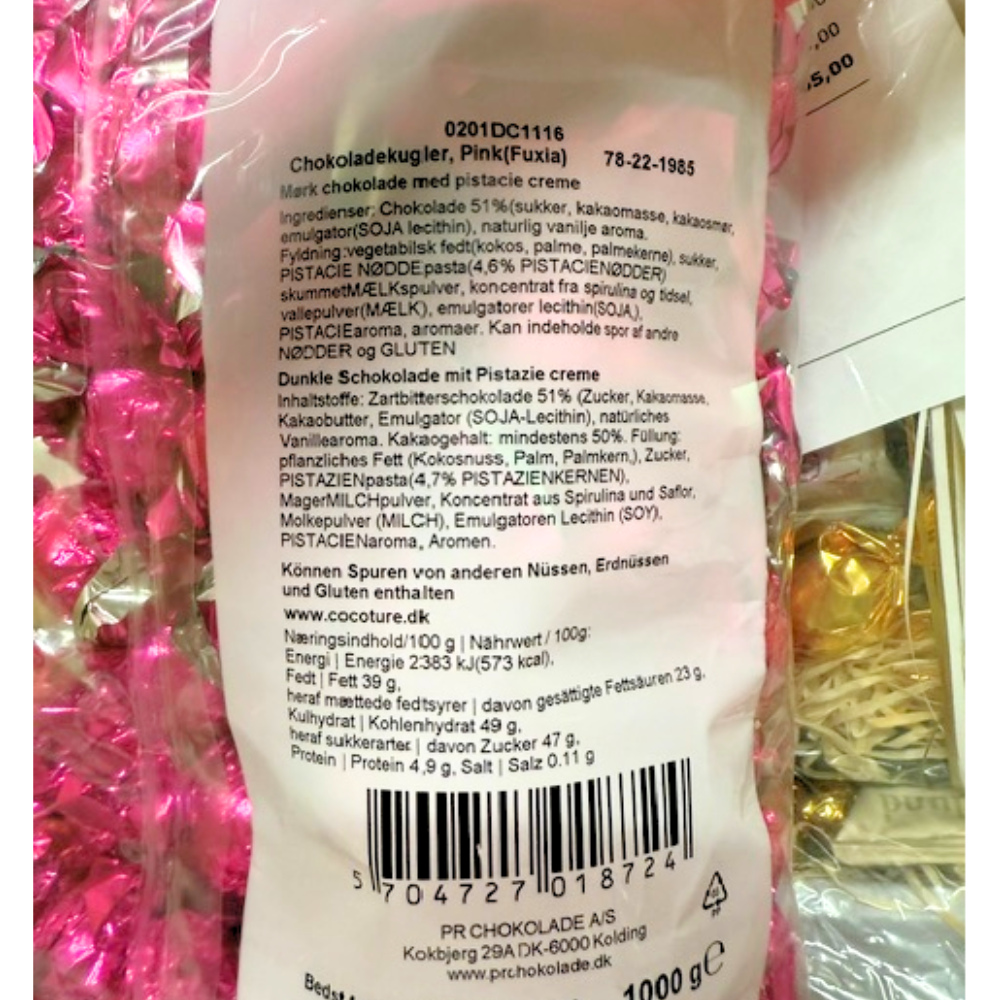 Næringsindhold og ingrediensliste for mørke chokoladekugler med pistaciecreme i pink indpakning.