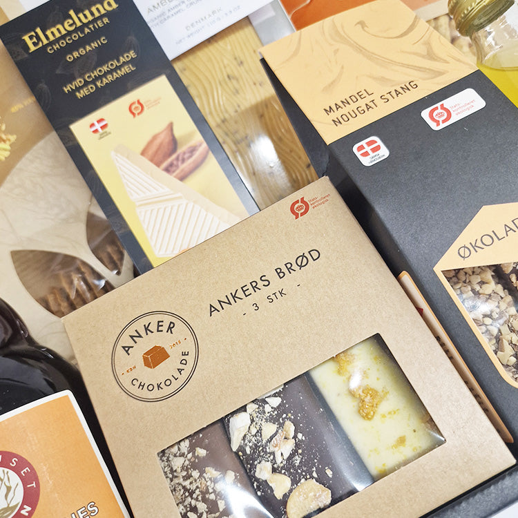 Tætpakket økologisk gavekurv med chokolade fra Anker Chokolade og Elmelund samt andre delikatesser.