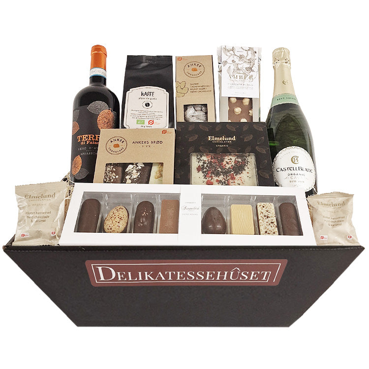 Økologisk gavekurv fra Delikatessehuset med rødvin, cava, chokolade og kaffe til gavebrug.