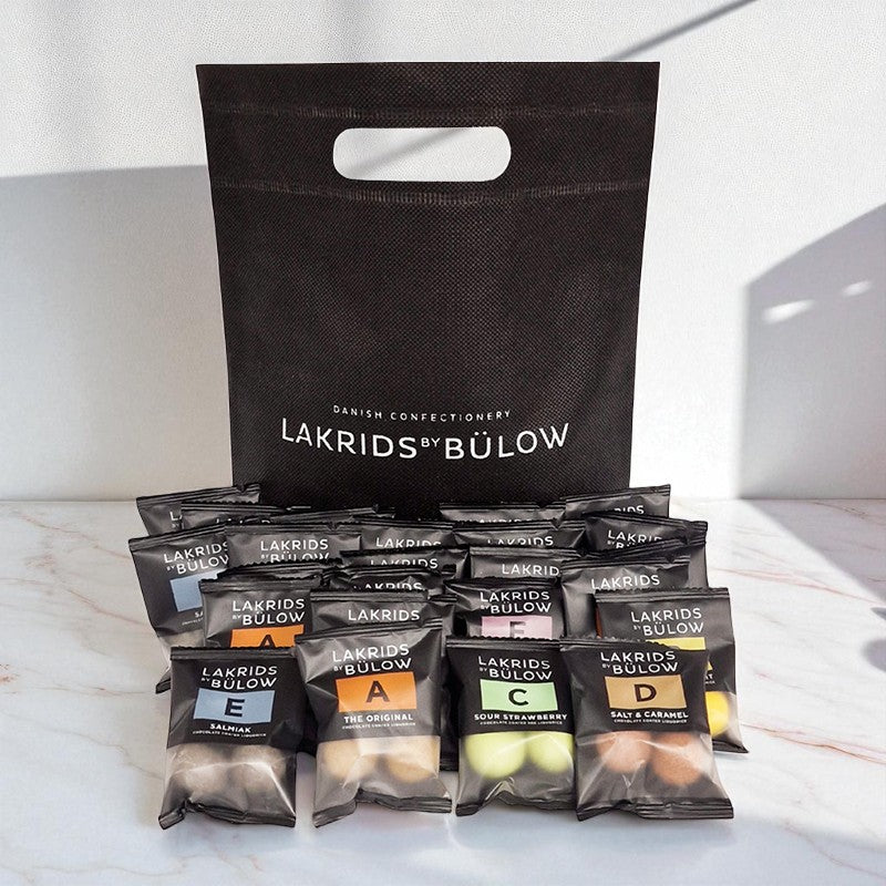 Gavepose fra Lakrids by Bülow med forskellige flowpacks, ideel som delevenlig gave til lakridselskere.