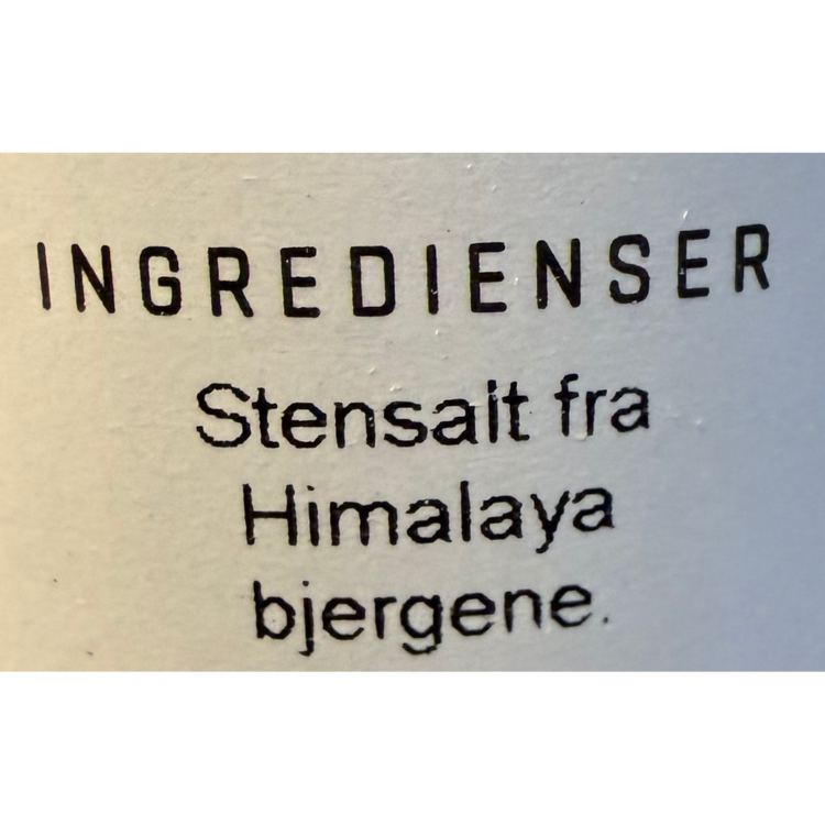 Nærbillede af ingrediensliste på saltkrukke med stensalt fra Himalaya bjergene.