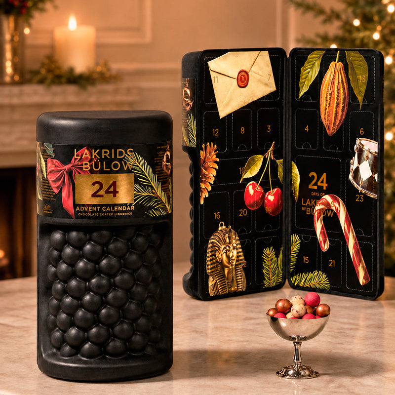 Stor Lakrids by Bülow familie julekalender 2026. Bestil hos Delikatessehuset og modtag en gratis bøtte Classic (værdi 99,-)
