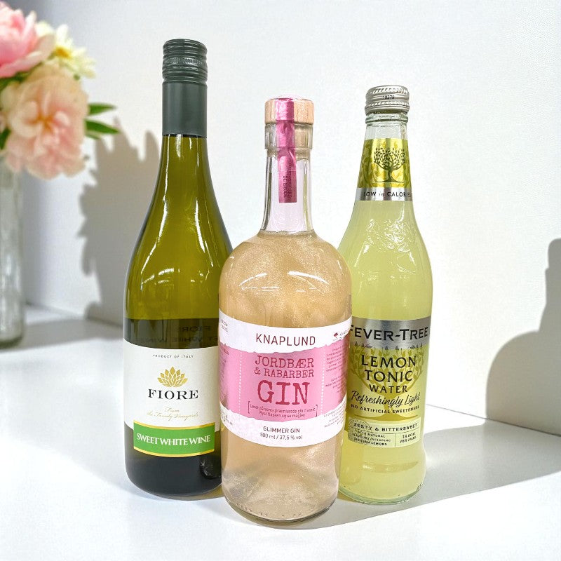 Drinkspakke med Knaplund jordbær og rabarber glimmer gin, hvidvin og Fever Tree lemon tonic.
