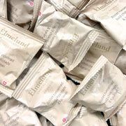 Økologisk hvid chokolade med ristet hasselnød og karamel fra danske Elmelund Chocolatier.