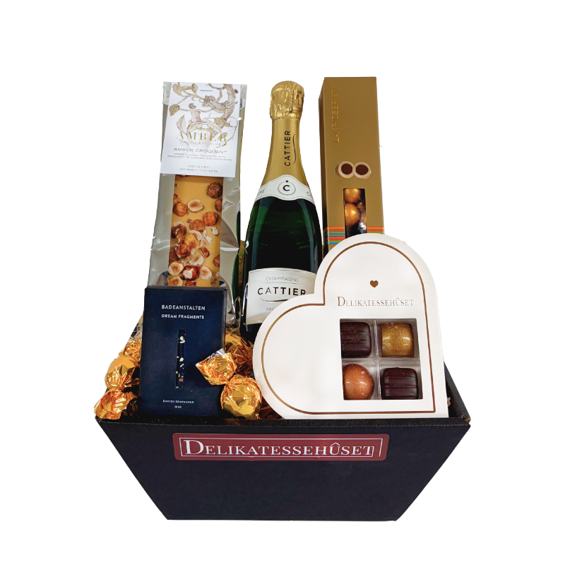 Stor gavekurv fra Delikatessehuset med Cattier champagne, Summerbird chokolade, lakrids og gourmet delikatesser.
