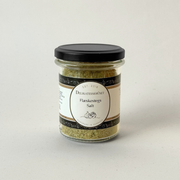 Et glas med Flæskestegs Salt fra Delikatessehuset, håndlavet kryddersalt til dansk flæskesteg.
