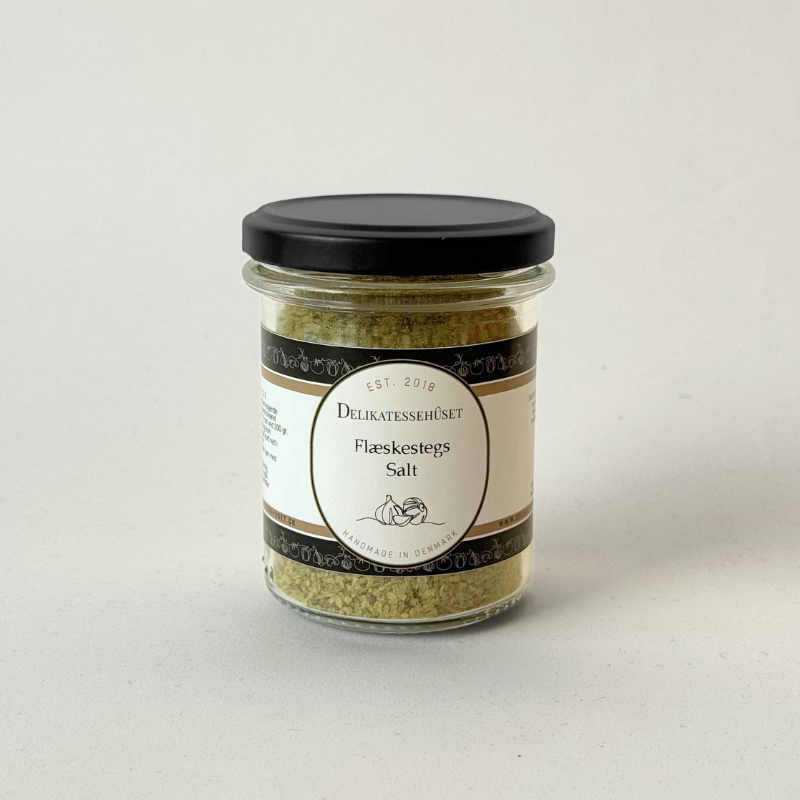 Et glas med Flæskestegs Salt fra Delikatessehuset, håndlavet kryddersalt til dansk flæskesteg.