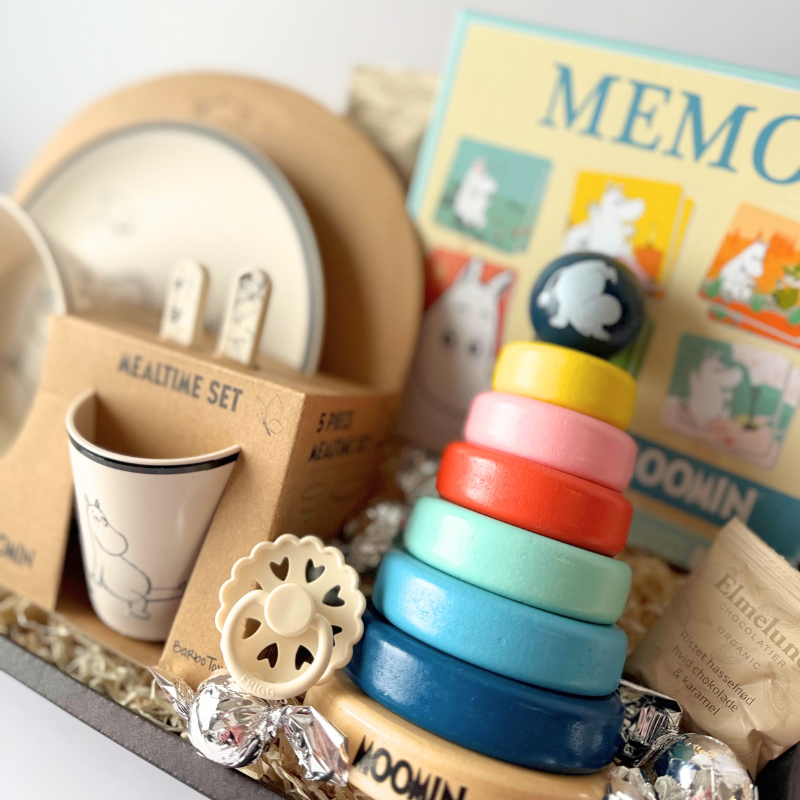Gavekurv fyldt med mumi produkter til baby. Perfekt til babyshower eller barselsgaven.
