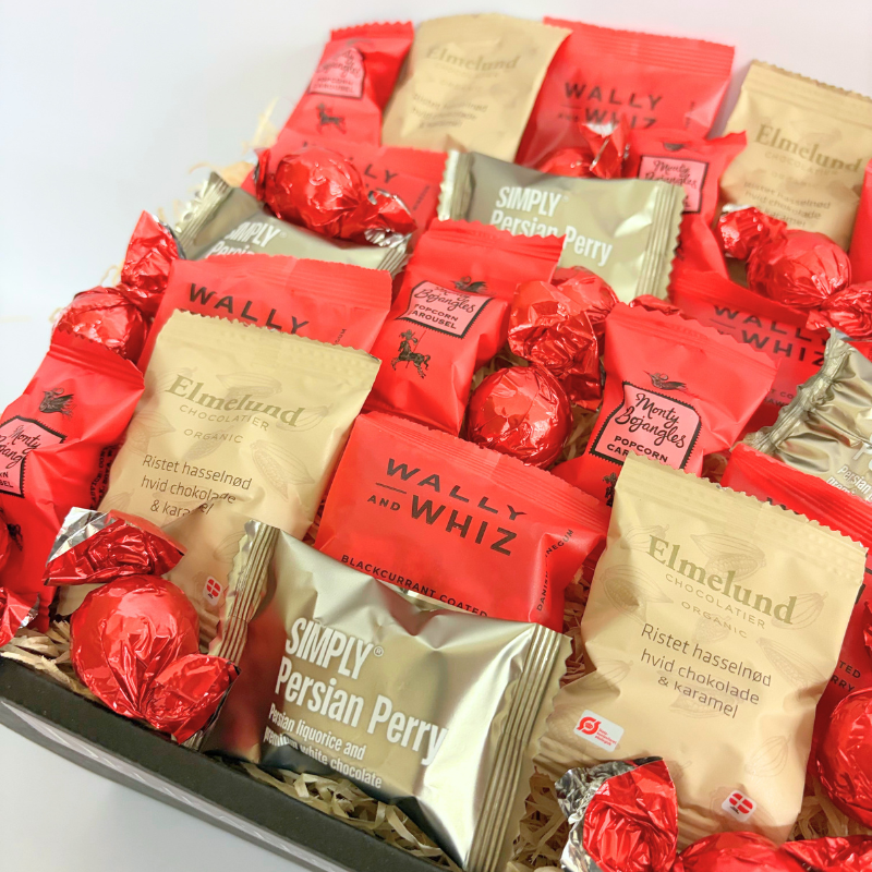 Lækker gavekurv med frugtvingummi, Monty Bojangles trøfler, chokoladedragerede nødder, Simply Chocolate og chokoladekugler – perfekt som tillykke-hilsen med personlig besked.