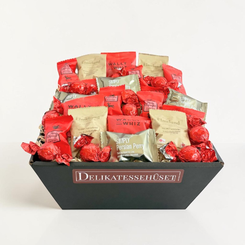 Send en sød tillykke-hilsen med denne gavekurv fyldt med frugtvingummi, chokoladetrøfler, chokoladedragerede nødder, enkeltindpakkede chokolader og chokoladekugler – inkl. personligt kort.