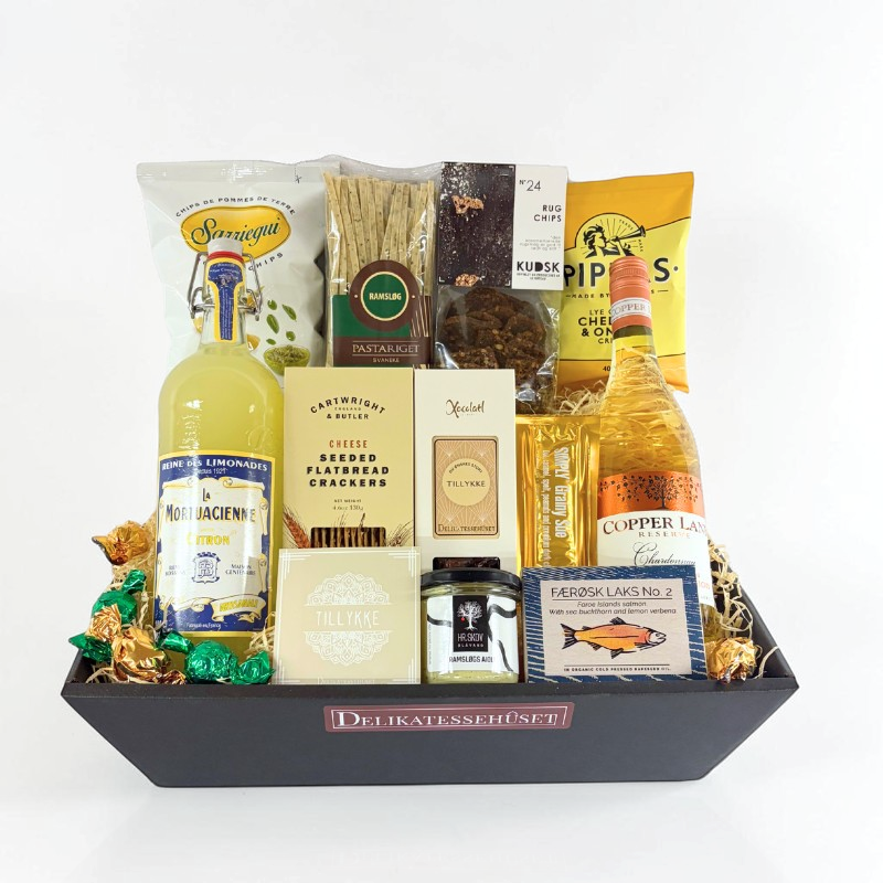 Sommerlig tillykke gavekurv med hvidvin, citronlemonade, pasta, snacks, laks og chokolade