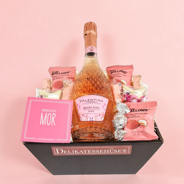 Lyserød gavekurv med moscato rosé, søde sager og kort med personlig hilsen