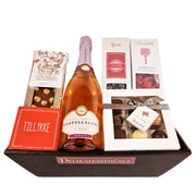 Gavekurv med Castellblanc rosé Cava, Summerbird chokolade og et rødt Tillykke kort.