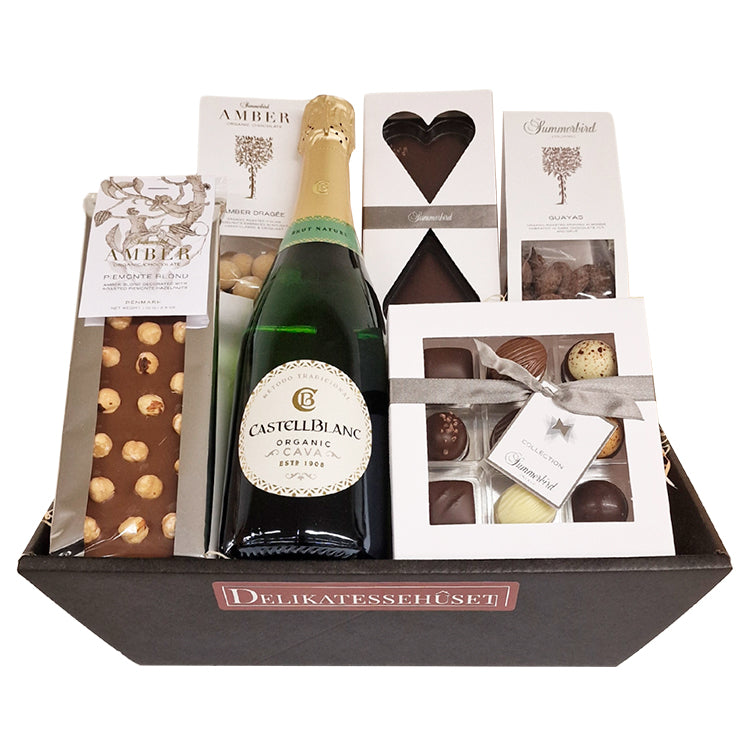 Eksklusiv gavekurv med økologisk Castellblanc Cava og et udvalg af Summerbird chokolade til vingave.