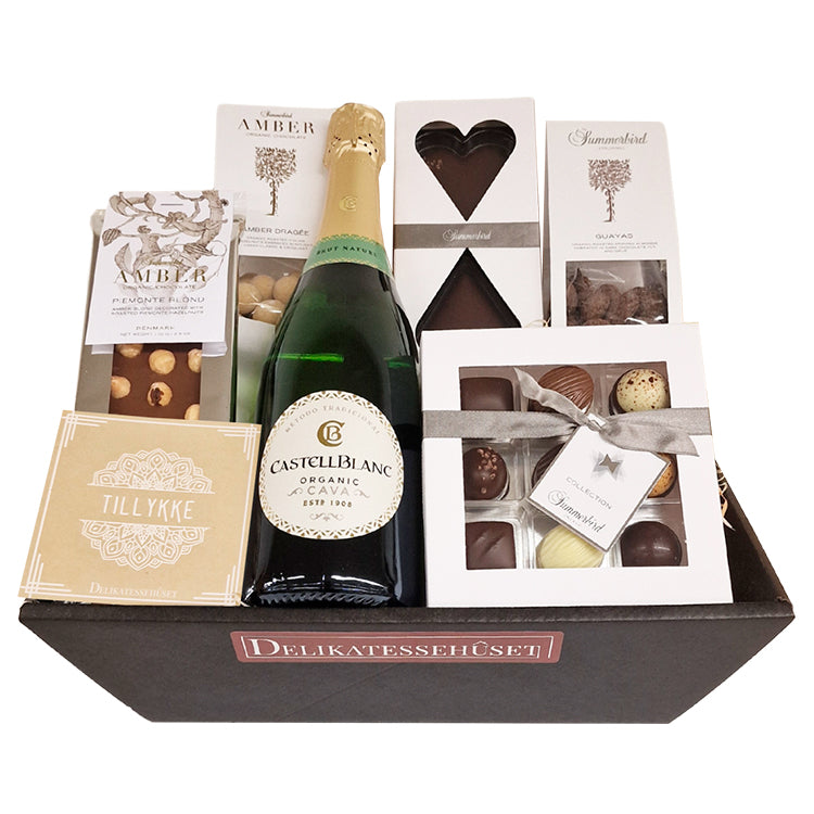 Gavekurv med økologisk Castellblanc Cava, Summerbird chokolade og et personligt Tillykke kort.