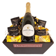 Eksklusiv gavekurv med en flaske Castellblanc Cava, Simply chokolade og Elmelund økologiske lækkerier.