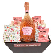 Lyserød gavekurv med Moscato Rose, The Mallows skumfiduser og et dekorativt Tillykke kort.