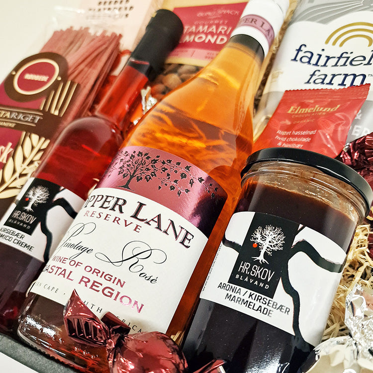 Gavekurv med rosévin fra Copper Lane og specialiteter som marmelade og snacks fra Hr. Skov.
