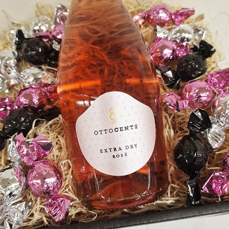 Gavekurv med Ottocento Extra Dry Rosé mousserende vin og fyldte chokolader til firmagaver.
