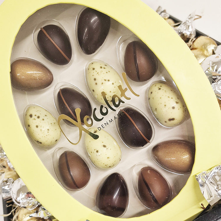 Luksuriøs påskeæske fra Xocolatl med fyldte chokoladeæg i en flot gul gavekurv til påske.