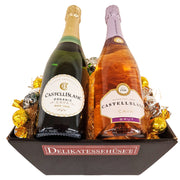 Gavekurv fra Delikatessehuset med to flasker Castellblanc Cava og indpakket chokolade.